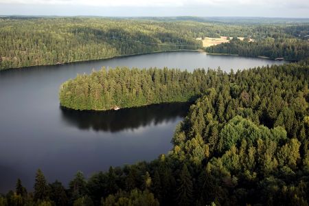 Pohled z rozhledny na jezero Aulangonjärvi, na jeho břehu jsem se utábořil.